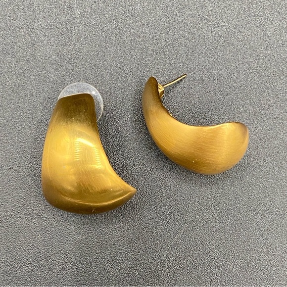 AK Signed Retro 80s Glam Statement Earrings in Brushed Gold Tone - Pierced - Picture 3 of 11